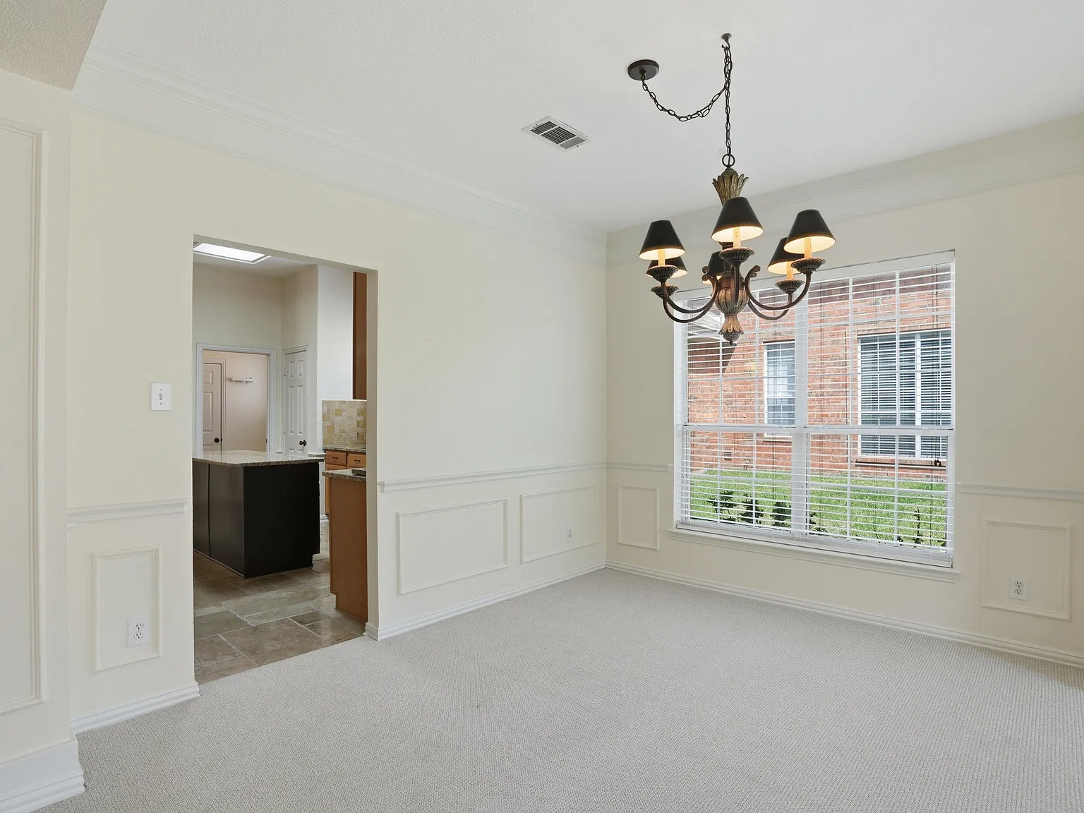 4 bed, 2461 sqft, $2,950 — Photo 4