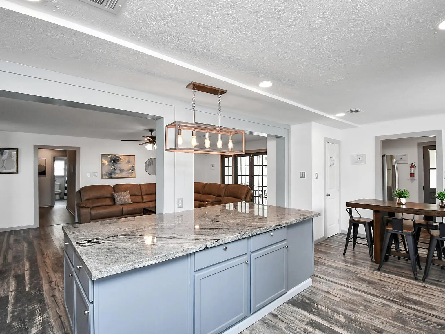 7 bed, 3.0 bath, 2589 sqft, $6,000 — Photo 2