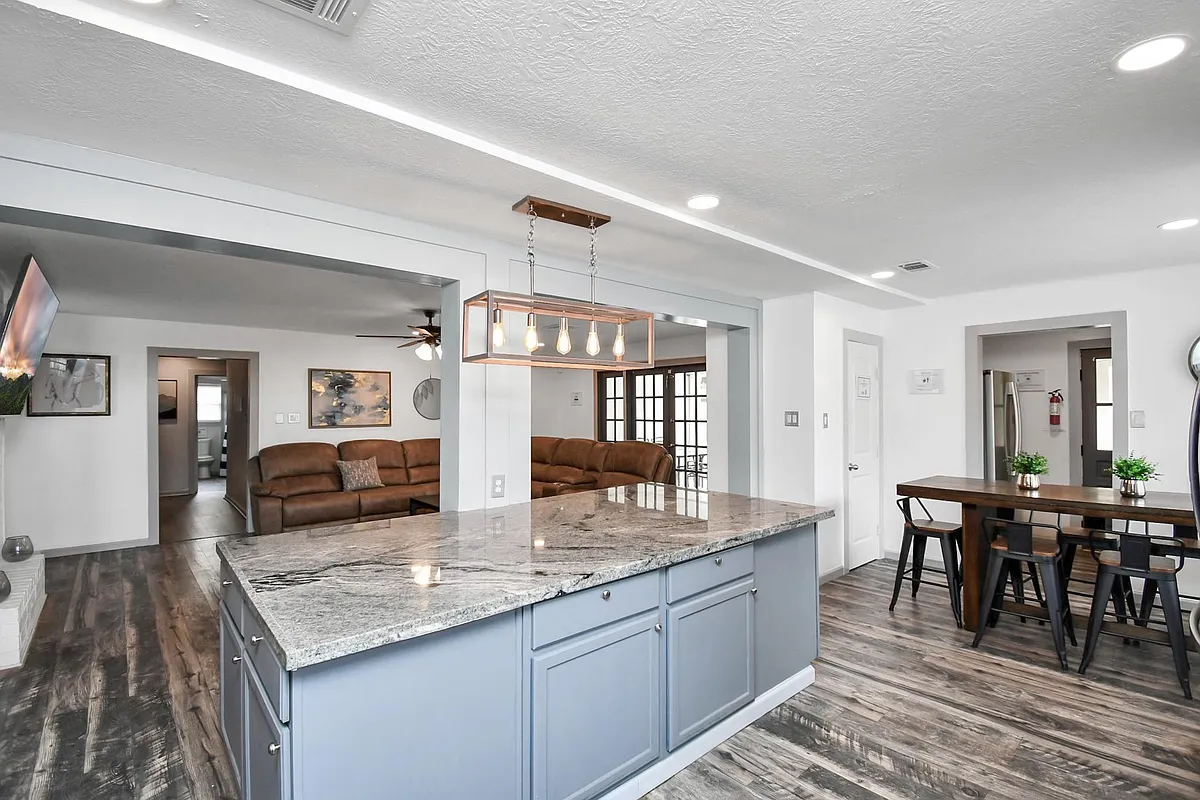 Building Photo - 15711 Creekhaven Dr