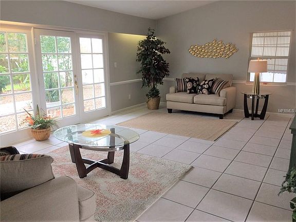 4th image of 7911 Meadowglen Dr