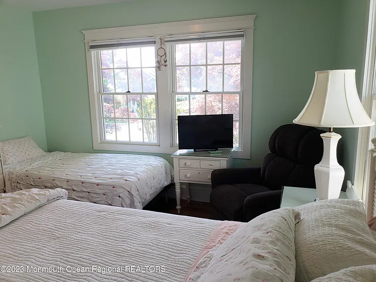 407 Chicago Blvd — Photo 21