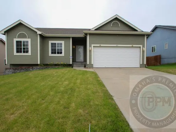 809 Lake Tahoe Dr, Papillion, NE 68046