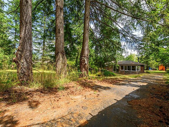 5th image of 8808 Island Hwy N