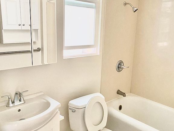 4th image of 2650 Franklin St #19