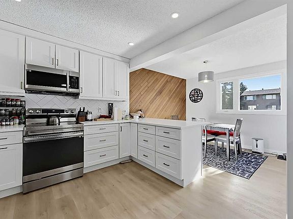 5th image of 302 S Woodvale Cres SW