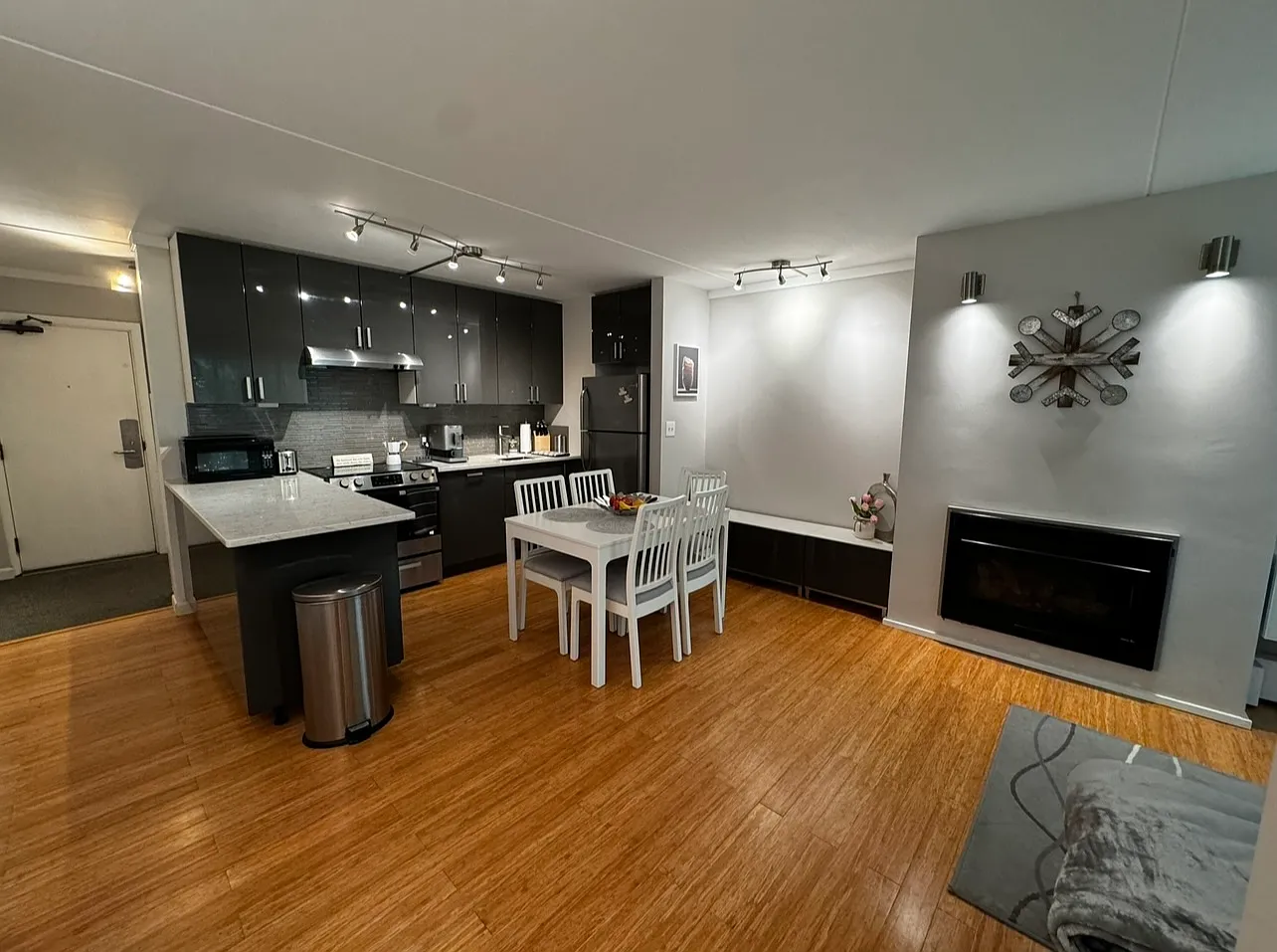 2 bed, 652 sqft, $4,200 — Photo 3