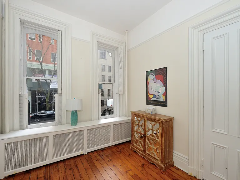 251 E 49th St #1 — Photo 3