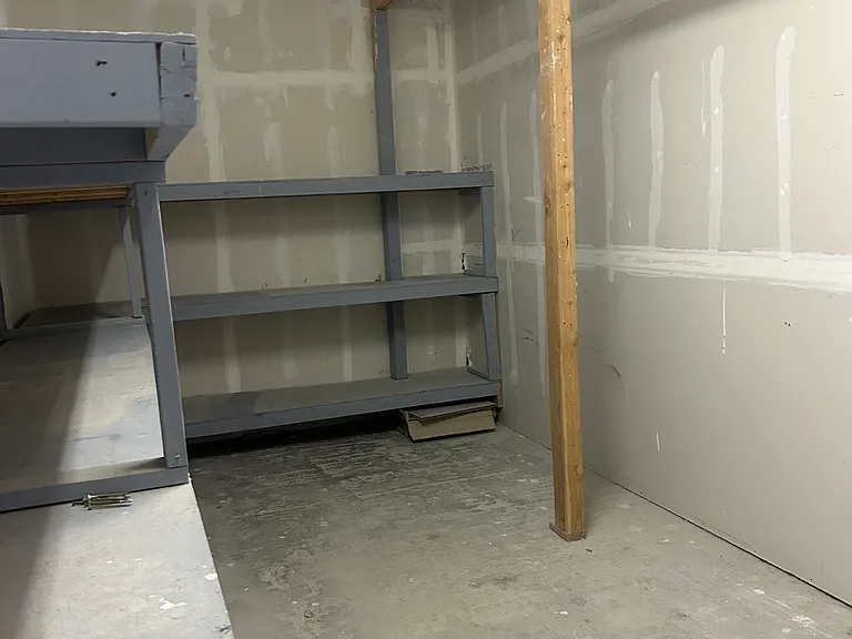 8104 N Desert Blvd — Photo 3