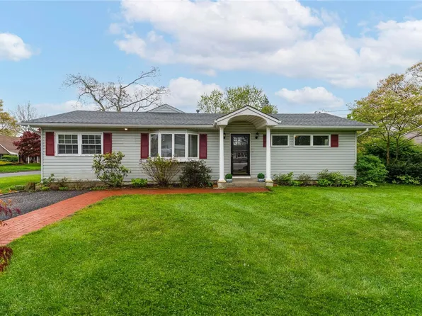 20 Greencrest Street, Lake Grove, NY 11755