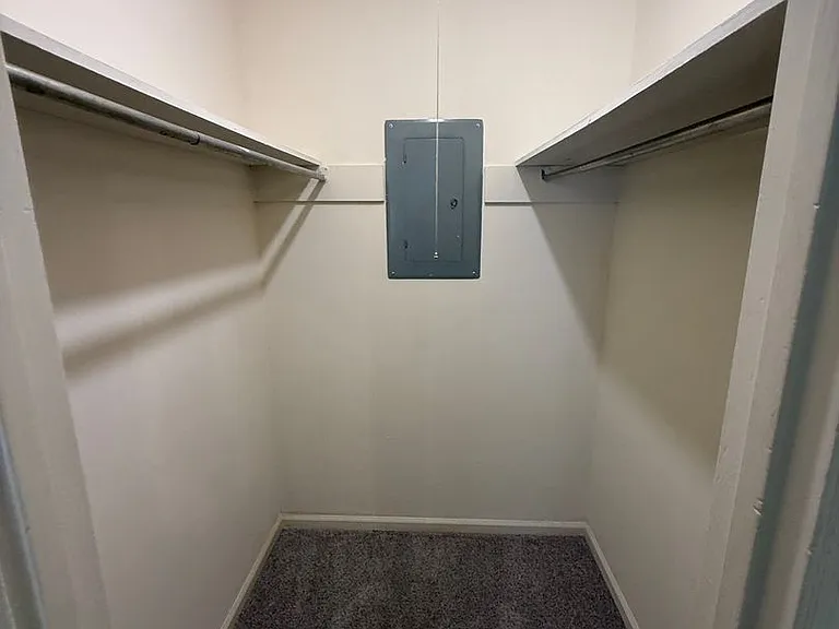 586 Franklin St — Photo 28