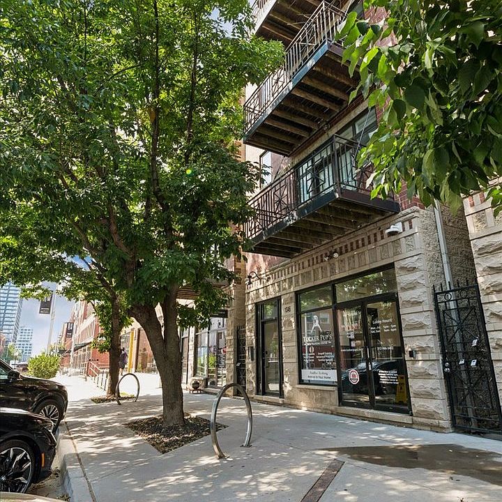 1st image of 1046 W Fulton Market APT 3