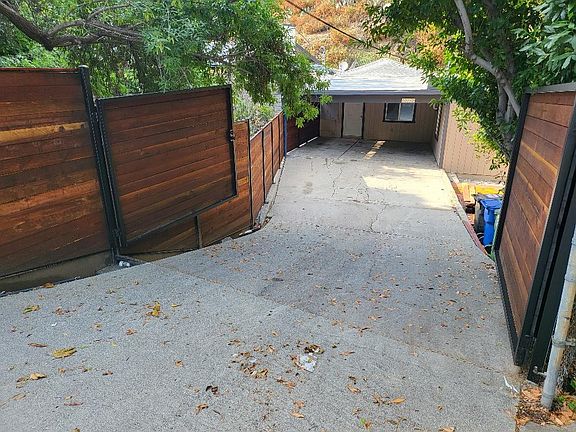 3rd image of 10175 Sunland Blvd