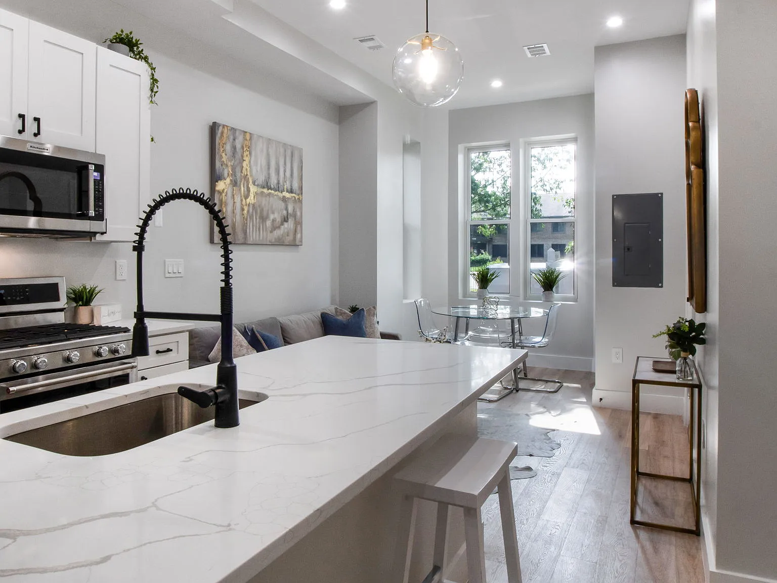 2 bed, 892 sqft, $3,650 — Photo 4