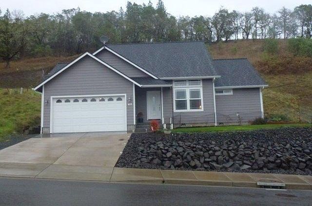 1st image of 633 NE Cummins St
