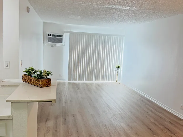 18366 Collins St #6 — Photo 2