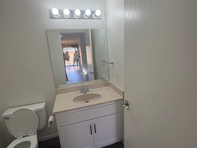 654 Woodcrest Dr #B — Photo 17
