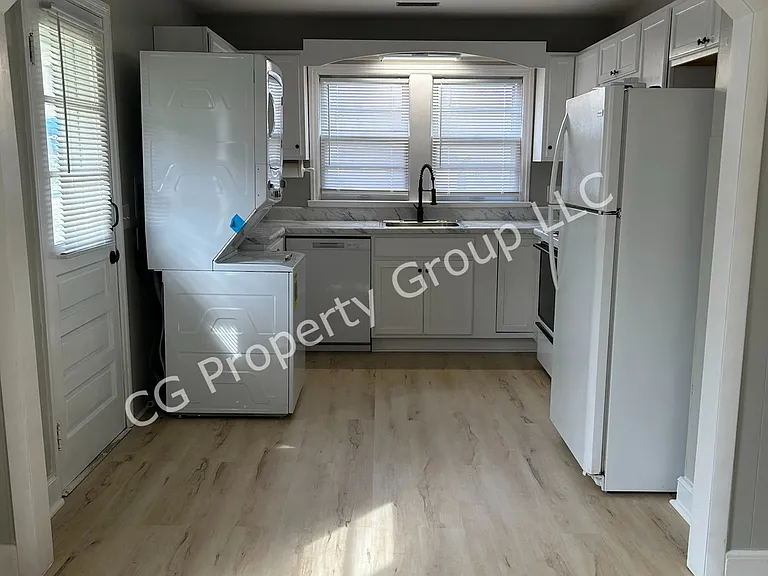 475 Virgil Ave — Photo 10