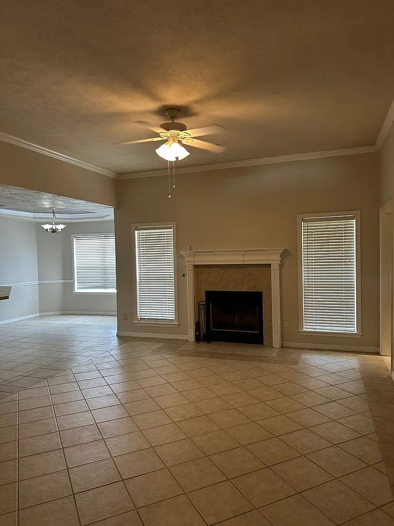 College Station -3 Bedroom / 2 Bath / 2 Car Garage / Fenced In Back Yard. In Edelweiss Gartens — Photo 3