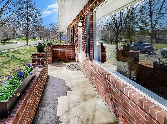 5th image of 280 Gralake Ave