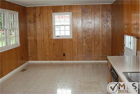 4th image of 103 Poplar St N