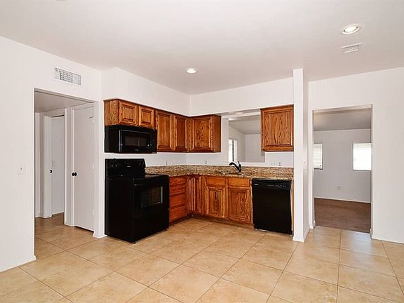 3rd image of 4366 E Robert E Lee St