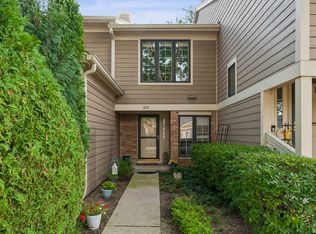 1214 Gulfstream Pkwy #19B, Libertyville, IL 60048