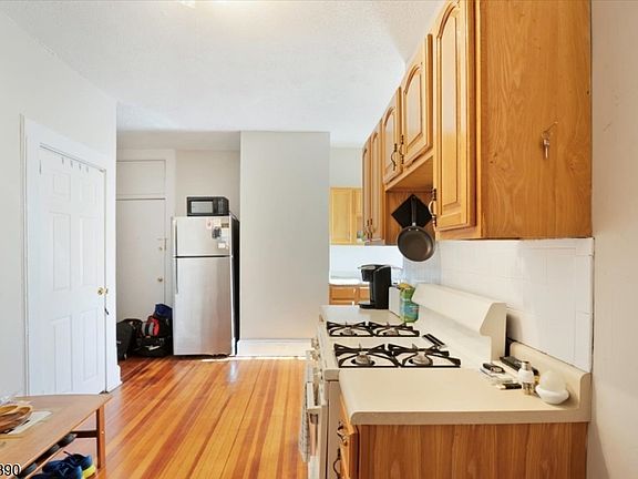 4th image of 648 Bloomfield Ave #7