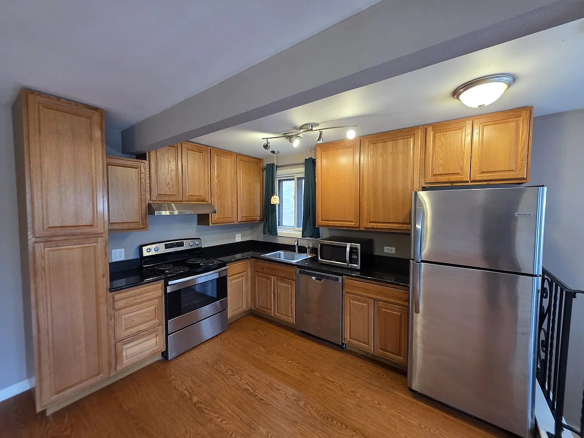 Building Photo - 6255 W Touhy Ave #2F