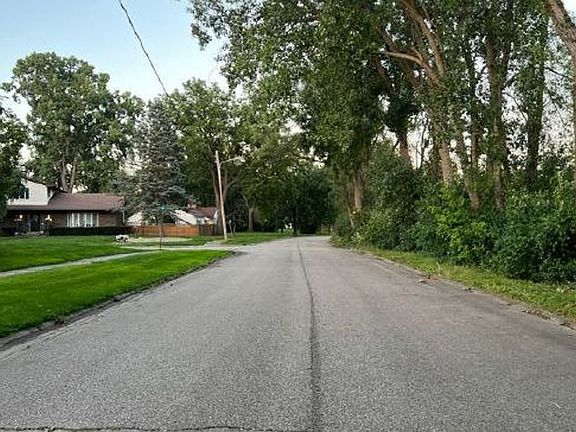 Exterior Neighborhood (street photo)