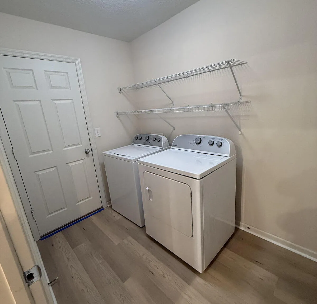 3 bed, 2.0 bath, 1537 sqft, $2,300 — Photo 2