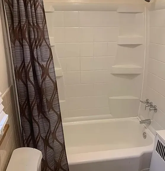 1 bathroom with tub