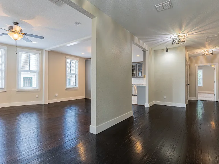 1121 E Crockett St — Photo 4