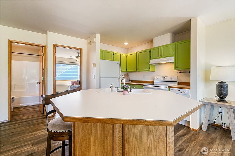 5th image of 264 W Maberry #202
