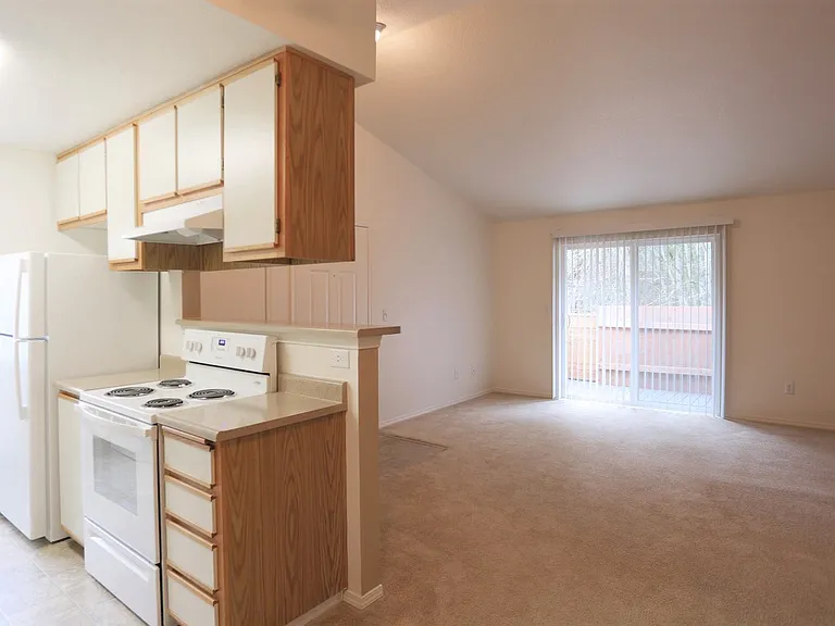 Squires Court Apartments — Photo 17
