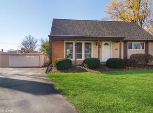 6 Mohawk Ct, Buffalo Grove, IL 60089