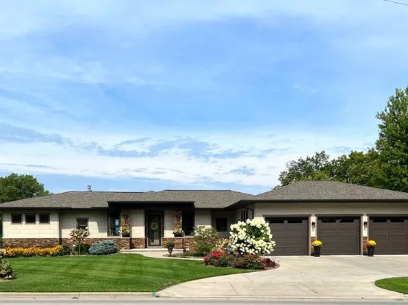 2568 Riverside Dr, Green Bay, WI 54301
