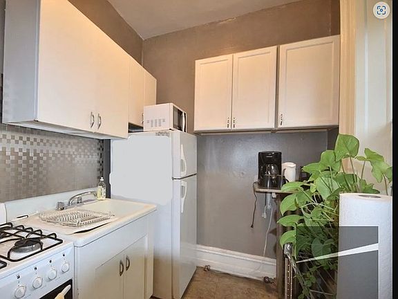 3rd image of 696 Park Pl #3F
