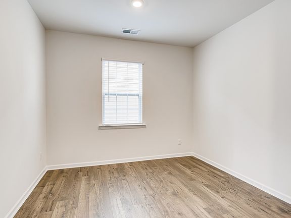 5th image of 139 Gray Willow St