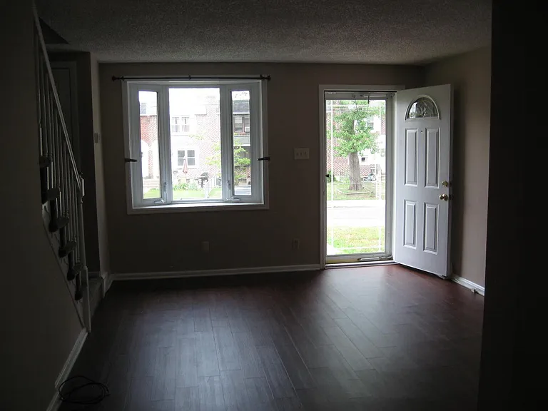 1090 Taylor Dr — Photo 4