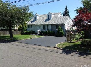 421 39th St, Lindenhurst, NY 11757