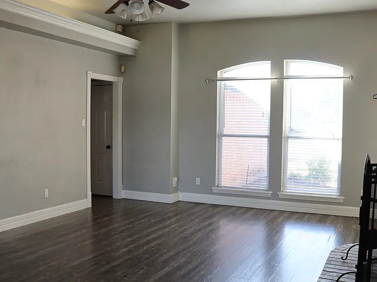 547 SW Rand Dr — Photo 4