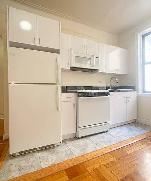 111 E 21st St #4 — Photo 6