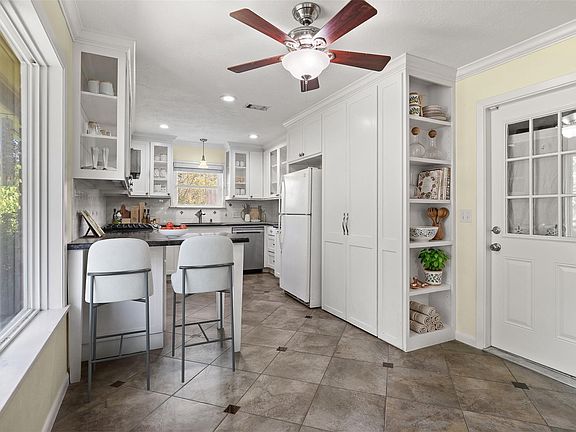 5th image of 1427 Adkins Rd