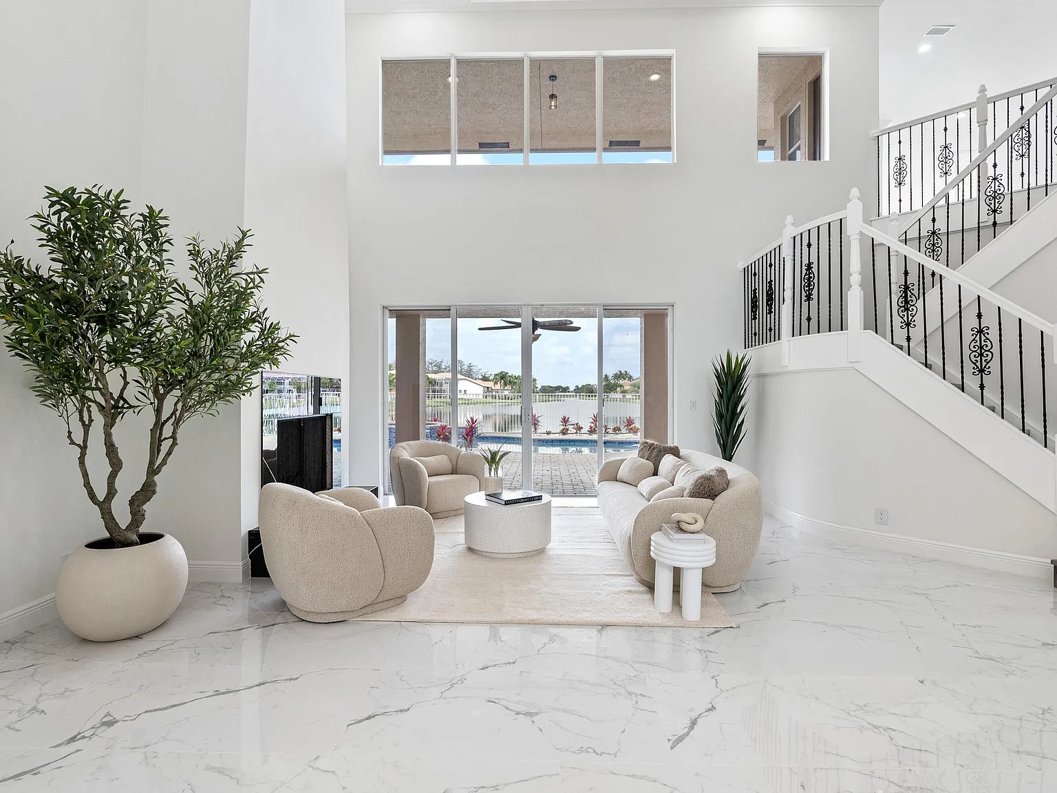 6 bed, 4.0 bath, 3818 sqft, $6,900 — Photo 4