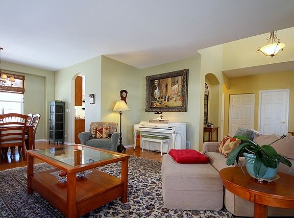 4th image of 628 Geneva Ct