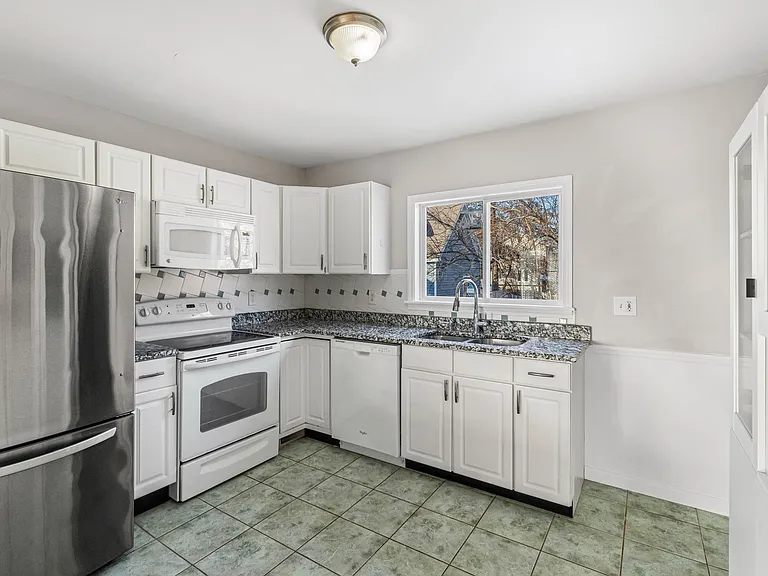 835 N Forest Ave — Photo 1