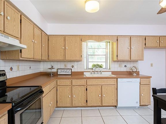 5th image of 2260 NW 37th Pl