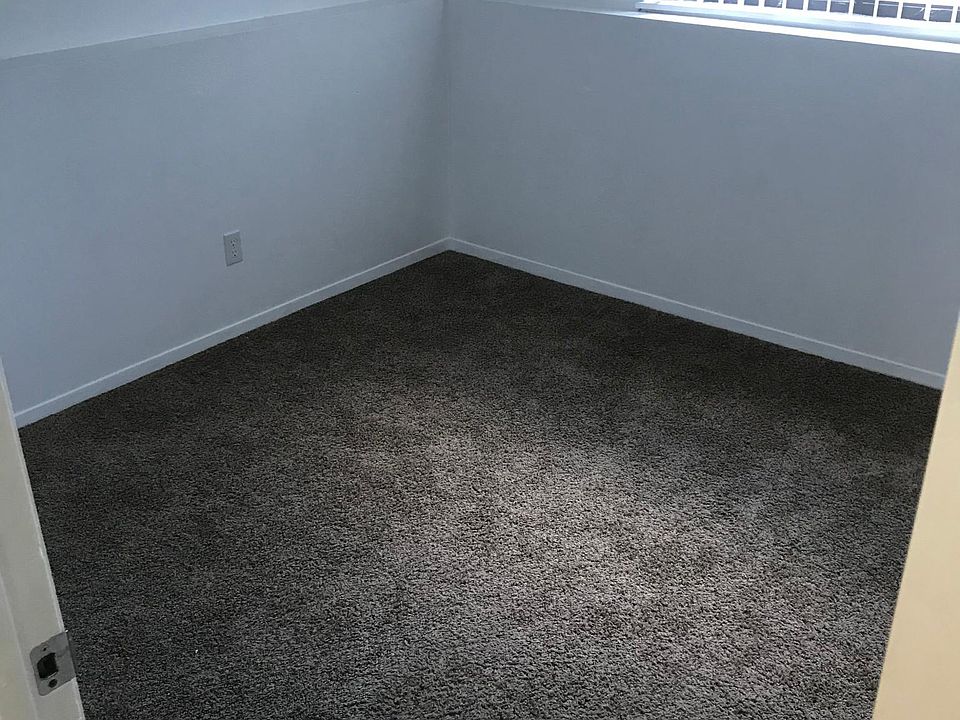 Front bedroom from hallway