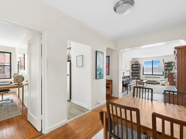 159-00 Riverside Drive West image 1 of 11