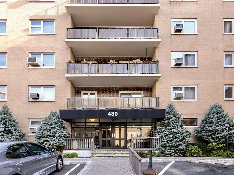 480 Halstead Ave #4R — Photo 13